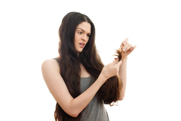 Молодая женщина с проблемными волосами. Белый фон — стоковое фото