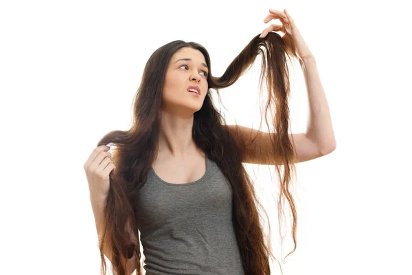 Mujer joven con problemas de cabello. Fondo blanco — Foto de Stock