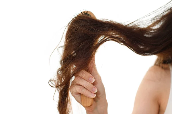Mujer joven con problemas de cabello. Fondo blanco — Foto de Stock