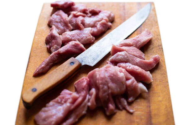 Carne Crua Fatiada Uma Tábua Madeira Fundo Branco Uma Faca — Fotografia de Stock