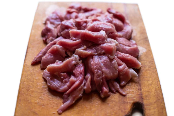 Carne Crua Fatiada Uma Tábua Madeira Fundo Branco — Fotografia de Stock
