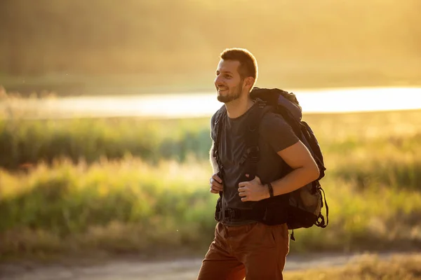 Retrato de un turista al atardecer sobre el fondo del río —  Fotos de Stock