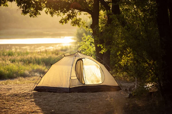 Turist tält på bakgrunden av floden och skogen vid su — Stockfoto