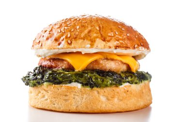 Beyaz arka planda hamburger yakın plan