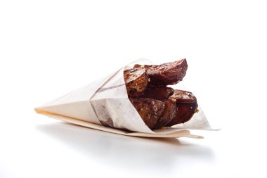 Beyaz bir arka planda hediye paketi içinde patates kızartması.)