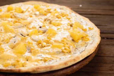 Ahşap arka plan üzerinde iştah açıcı pizza