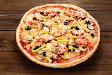 Ahşap arka plan üzerinde iştah açıcı pizza