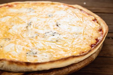 Ahşap arka plan üzerinde iştah açıcı pizza