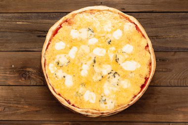 Ahşap arka plan üzerinde iştah açıcı pizza