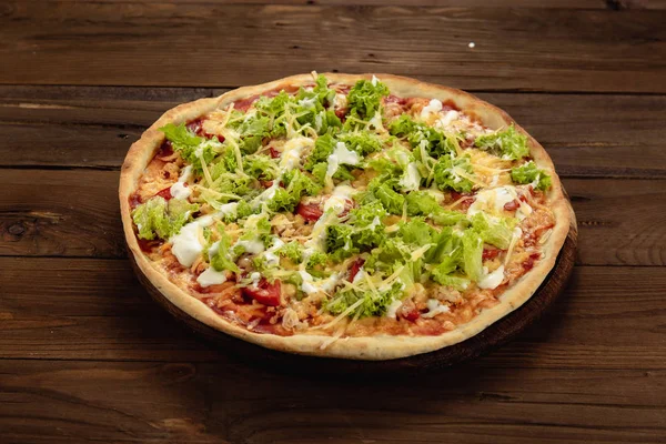 Ahşap arka plan üzerinde iştah açıcı pizza