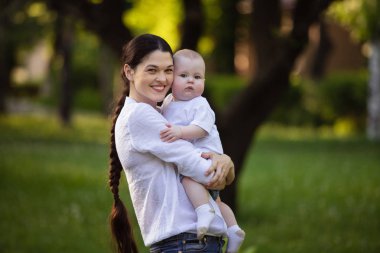 Anne küçük oğlu doğa elinde tutar..