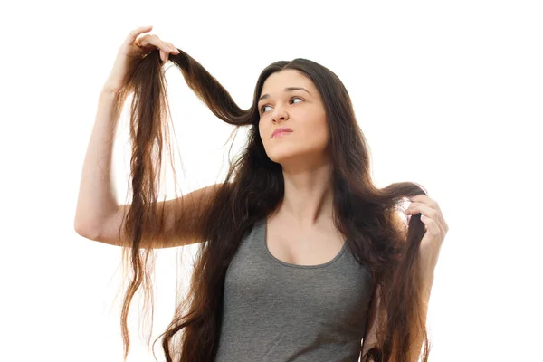 Mujer joven con problemas de cabello. Fondo blanco — Foto de Stock