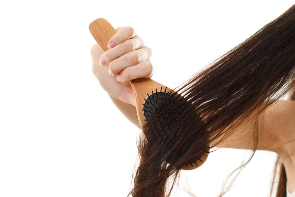 Una mujer joven no puede peinar el cabello enredado problemático. ¿Qué? — Foto de Stock