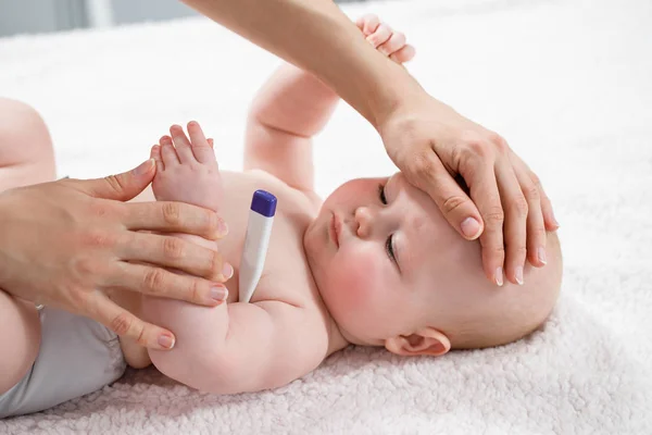 Frau misst Temperatur eines kleinen kranken Jungen — Stockfoto