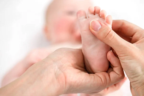 Matka czy masaż stóp do nowo narodzonego dziecka. — Zdjęcie stockowe