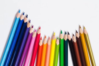 Beyaz arkaplanda renkli kalemler