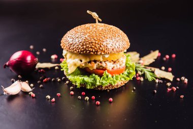 karanlık arka planda güzel Burger