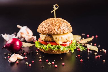 karanlık arka planda güzel Burger