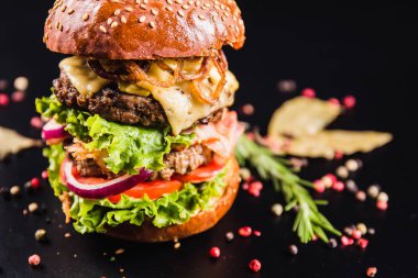 karanlık arka planda güzel Burger