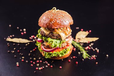 karanlık arka planda güzel Burger