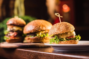 karanlık arka planda güzel Burger