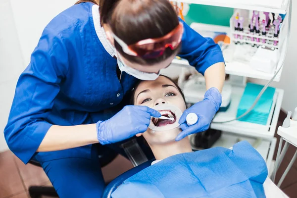 Процедура отбеливания зубов стоматологом — стоковое фото