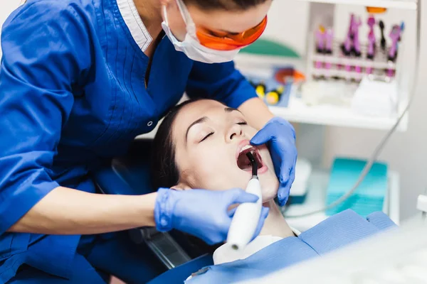 Paciente joven en una recepción en el dentista —  Fotos de Stock