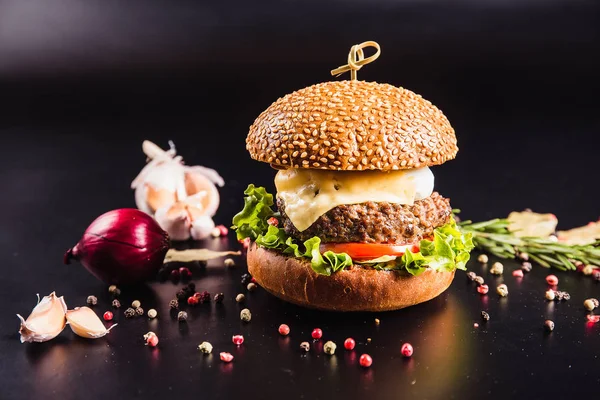 karanlık arka planda güzel Burger