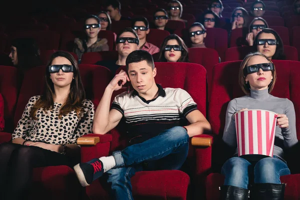 El tipo en el teatro hablando por celular y viendo una película —  Fotos de Stock