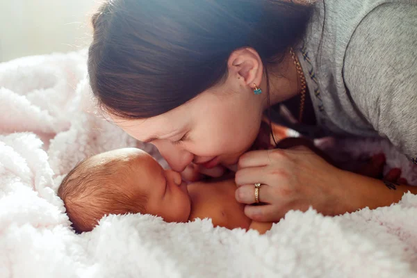 Mãe e bebê recém-nascido no fundo branco — Fotografia de Stock