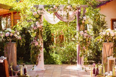 Düğün dekorasyon. Kemer restoran yaz alanda çiçek