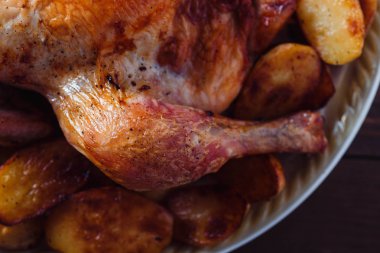 koyu ahşap arka plan üzerinde altın kabuk ile kızarmış tavuk (üst görünümü yakın)