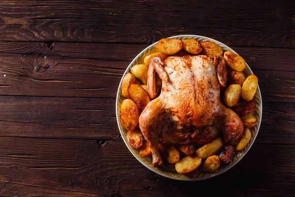 Gebratenes Hühnchen Mit Goldener Kruste Auf Dunklem Holzgrund Draufsicht Schließen — Stockfoto