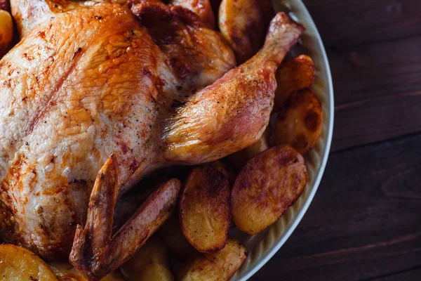 Gebratenes Hühnchen Mit Goldener Kruste Auf Dunklem Holzgrund Draufsicht Schließen — Stockfoto