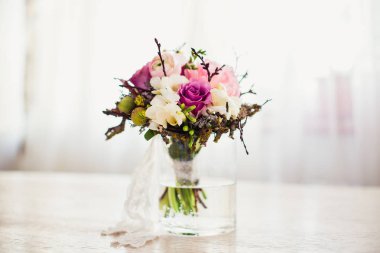 Bir cam vazo taze çiçek Düğün gelin buketi