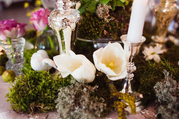Décoration Rustique Mousse Forêt Fleurs Bougies Verres Vases Ambiance Romantique — Photo