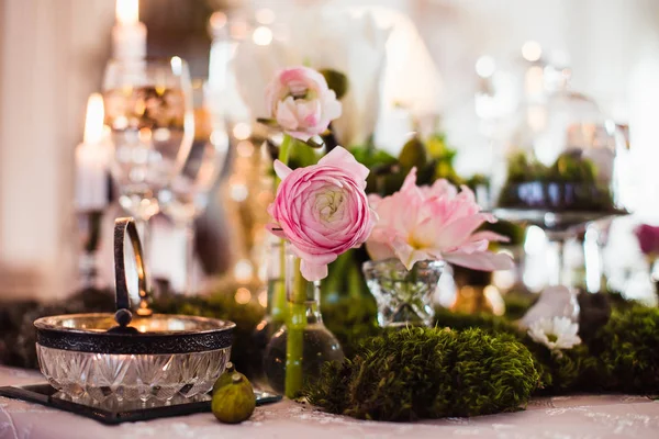 Rustieke Decoratie Bos Mos Bloemen Kaarsen Glazen Vazen Romantische Sfeer — Stockfoto