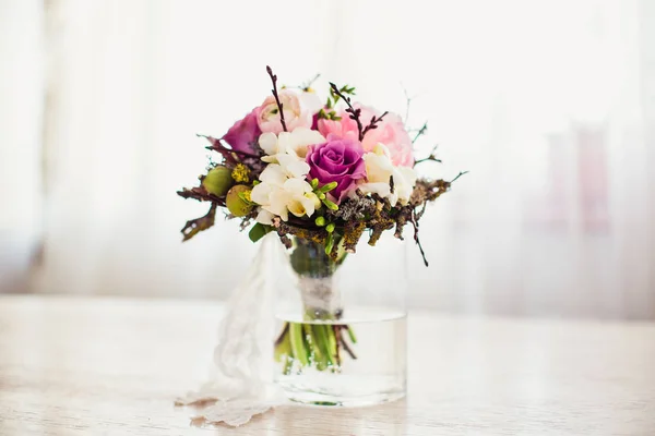 ガラスの花瓶に新鮮な花の結婚式のブライダルブーケ — ストック写真