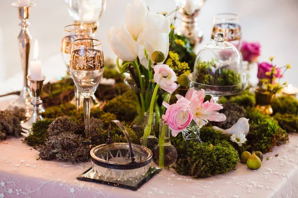 Décoration Rustique Mousse Forêt Fleurs Bougies Verres Vases Ambiance Romantique — Photo