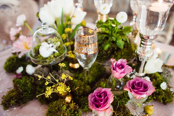 Une Décoration Douce Romantique Mousse Des Fleurs Fraîches Table Soir — Photo