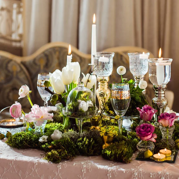 Décoration Romantique Table Soirée Dans Style Rustique Mousse Forêt Fleurs — Photo