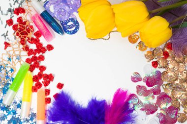 Beyaz bir arka plan üzerinde uzantıları kirpik dekorasyon için malzemeler. Çerçeve