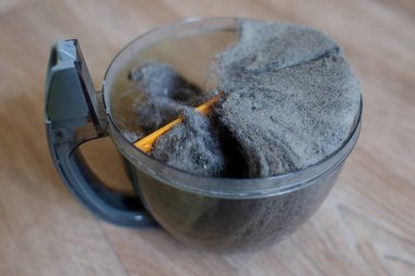 Çöp ve toz plastik temizleyici konteyner içine. Yakın çekim