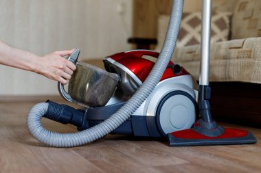 Çöp ve toz plastik temizleyici konteyner içine. Yakın çekim