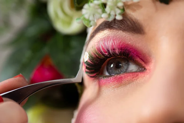 Portrait Beautiful Brunette Huge Erect Eyelashes Image Spring Wreath Roses — Stock Photo, Image