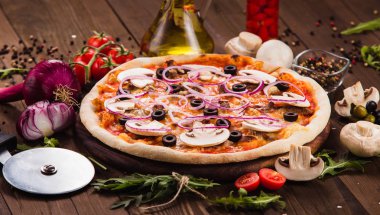 Malzemelerin üzerine ahşap masa (close ile İtalyan pizza mantar, zeytin ve soğan halkaları)