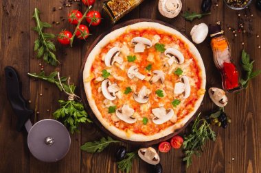 ahşap koyu arka plan üzerinde tavuk ve mantar ile İtalyan pizza (yakın üst görünümü).
