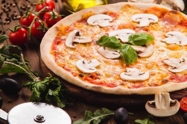jambon ve mantar (close ahşap koyu arka plan üzerine İtalyan pizza).