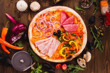 İtalyan dört mevsim (Quattro Stagioni) (en iyi Görünümü Kapat çevresinde malzemelerle ahşap arka plan üzerinde Pizza)