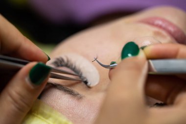 Ana istemciye büyük renkli kirpikler oluşturur. Hazırlık